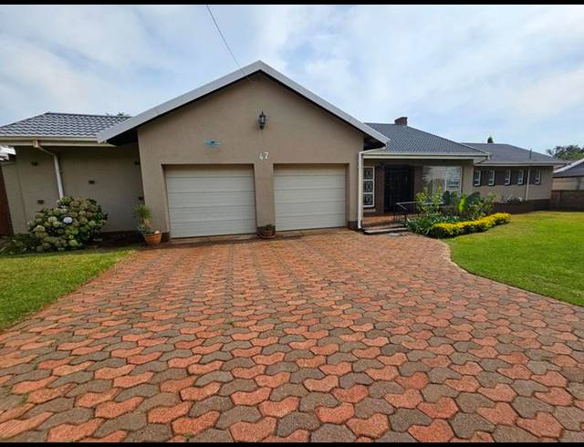 5 BEDROOM HOUSE FOR SALE IN CONSTANTIA KLOOF